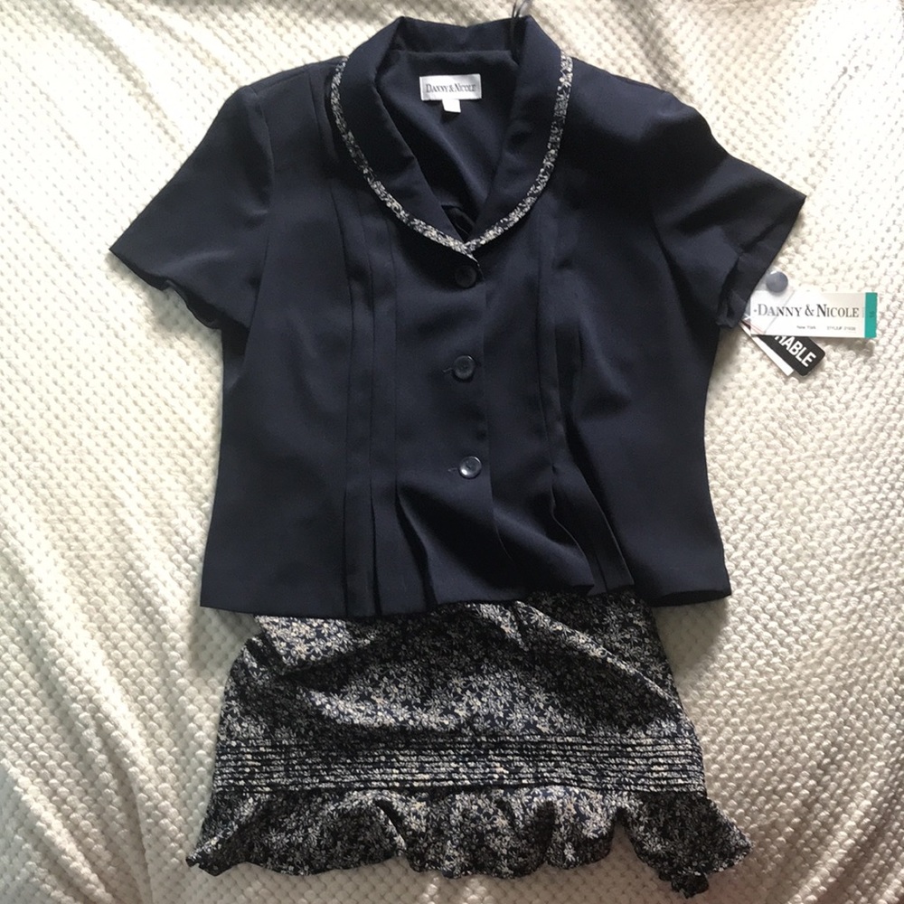 DANNY & NICOLE 2 piece navy set w/ shoulder pads, short sleeve pleaded Size 16M